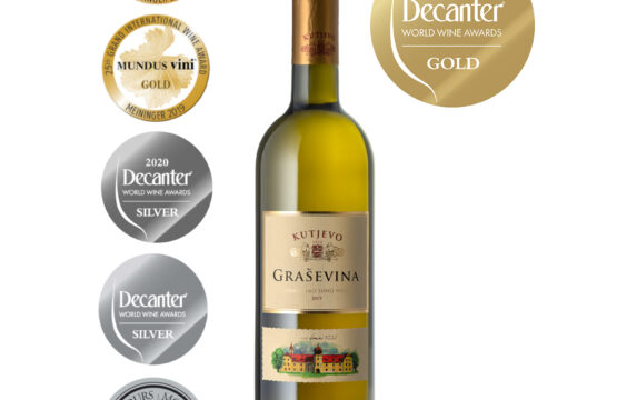 Decanter 2023 Zlatna medalja DWWA! Graševina Kutjevo Vrhunska 0,75 l -pretstavlja prvo visokokvalitetno vino kontinentalne Hrvatske. Vino zlatno žute boje sa zelenkastim notama, skladne herbalne i voćne aromatike, profinjen i pun okus, bogat ekstraktom koji završava karakterističnom i blagom gorkost.