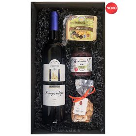 Božanstveni unikatni poklon paket! Paket sadrži:  Lampredija Crni Cuve 0,75 l Benediktinke Sv. Marije Zadar, Paški Sir Dalmatinac 200 g. Paška Sirana, Organic Pekmez od Grožđa i Jabuke Bez Dodanog Šećera 180g Adorable, Dalmatinski Pečeni Slani Bademi 100 g OPG Škarić Mario