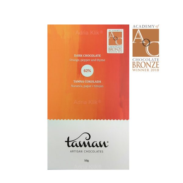 Naruči dostavu TAMAN ARTISAN ČOKOLADA Tamna čokolada 62% Naranča, papar i timijan 50g Taman Artisan Chocolates Naranča, papar i timijan Tamna čokolada 62%, 50g ~ Academy of Chocolate award 2018 Bronze Tamna čokolada blage voćne arome, aromatizirana čistim eteričnim uljem slatke naranče i koricom naranče, začinjena drobljenim zrnima četiri različite vrste papra i listićima timijana.