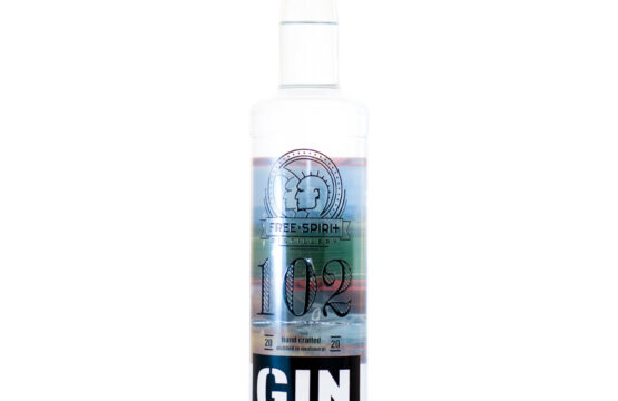 Gin 102 Free Spirit 0,5 l + 6 kom Tonic Free Spirit 0,195 l Međimurj Domaći Gin: Borovnica, korijander, kamilica, korijen Anđelike, korice naranče, limuna čine bogatu aromu kojoj ćete se rado vraćati! Žitni Destilat, voda Free Spirit Tonic Gazirano osvježavajuće bezalkoholno piće s dodatkom šečera #kupujmohrvatsko Naruči dostavu odmah ili zakaži narudžbu na željeni dan i vrijeme