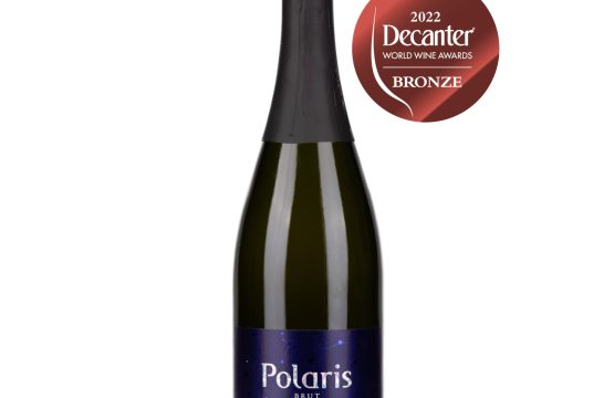 Decanter World Wine Awards 2022 Bronze medal! Polaris brut je proizveden od pušipela klasičnom šampanjskom metodom druge fermentacije u boci. Radi se o vrhunskom pjenušavom bijelom vinu zlatno žute boje i voćnih aroma marelice i citrusa te mirisom korice kruha.