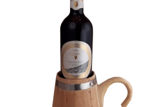 Vrhunski autohtoni poklon paket Hrvatska tradicija Najpotentnija autohtona sorta Plavac mali  Plavac mali je kvalitetno crno suho vino proizvedeno od grožđa sorte Plavac mali Otok Pelješac Plavac Mali Pelješac 0,75l Grgurević – Vinarija – Pelješac Janjina Krive njive Bukara-Susak vrhunska kvaliteta Ručni rad Hrvatska tradicija Ručka rađena posebno birane grane Metalni obruč Drvo smreka ugodan miris i ljekovita svojstva  Ne sadrži ljepilo