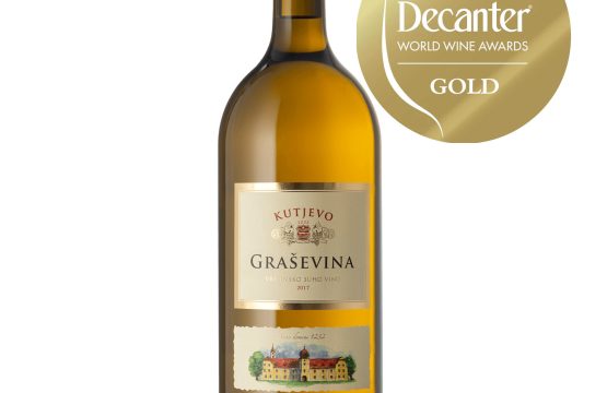 Decanter Zlatna medalja 2023g. za berbu 2022g! Magnum boca 1,5 l VRHUNSKA Graševina Kutjevo - Predstavljamo ekskluzivno pakiranje najtraženijeg vina kutjevačkog podruma. Vrhunska graševina predstavlja prvo vrhunsko vino kontinentalne Hrvatske.