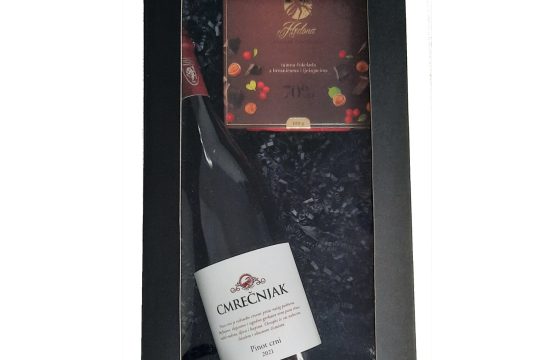 Vrhunski i unikatni Premium poklon paket, Vrhunsko vino i Artisan čokolada ručno rađeno 100% Hrvatski proizvod Crna mat kutija s prozorom i dekoracijom Rubinsko crveni Princ vinarije Cmrečnjak. Profinjeno, elegantno i ugodno gorkasto vino puno okusa zrelih malina, šljiva i kupina Osvojiti će Vas mekoćom, skladom i okusnom čistoćom Tamna čokolada s brusnicama i lješnjacima 100 g Hedona Artisan Chocolates Hedona Artisan Chocolates - Hand made - Ručno rađeno Tamna čokolada s brusnicama i lješnjacima 100 g. Hedona. Proizvedeno u Hrvatskoj #vinaCmrečnjak #hedonaartisanchocolates #VinaCmrečnjak Naruči dostavu poslovnih poklona online Vrhunski i unikatni Premium poklon paket, Vrhunsko vino i Artisan čokolada ručno rađeno 100% Hrvatski proizvod Crna mat kutija s prozorom i dekoracijom Rubinsko crveni Princ vinarije Cmrečnjak. Profinjeno, elegantno i ugodno gorkasto vino puno okusa zrelih malina, šljiva i kupina Osvojiti će Vas mekoćom, skladom i okusnom čistoćom Tamna čokolada s brusnicama i lješnjacima 100 g Hedona Artisan Chocolates Hedona Artisan Chocolates - Hand made - Ručno rađeno Tamna čokolada s brusnicama i lješnjacima 100 g. Hedona. Proizvedeno u Hrvatskoj #vinaCmrečnjak #hedonaartisanchocolates #VinaCmrečnjak Naruči dostavu poslovnih poklona online