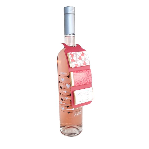 Slatki poklon paket od Srca Srcu Rose Josić etiketa Srca i Mliječna čokolada Srca 30g Hedona Artisan Chocolates - Prigodno za bocu vina Vino dobiveno od sorte Pinot crni, nježne je ružičaste boje, raskošnih voćnih aroma, mekano i skladno Ovom tipu vina zbog njegove organoletike naginje nježniji spol pa ga nazivaju i vino za dame, jer se u njemu odlikuju sve osobine nježnijeg spola #kupujmohrvatsko #Hedona #wineandchocolate #Artisanchocolates #Josićrose #Poluslatki #Poklonpaket Naruči dostavu unikatnih poklona Vino i Artisan Hand made čokolada