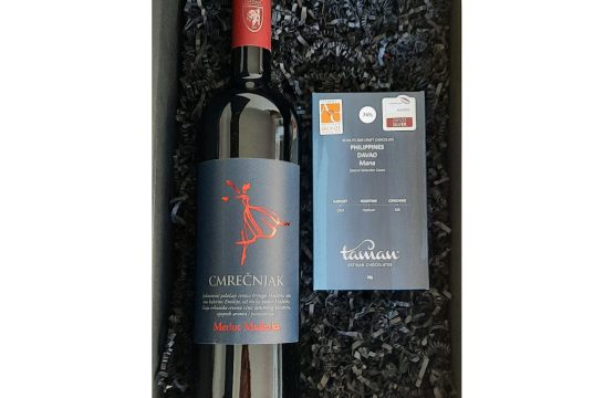 Poklonite jedinstveni Premium poklon paket koji sadrži: Merlot Mađerka 0,75l Cmrečnjak FILIPINI Mana Bean to Bar Tamna čokolada 74%, 45g Taman Artisan Chocolates Mat Crna poklon kutija s prozorom i dekoracijom