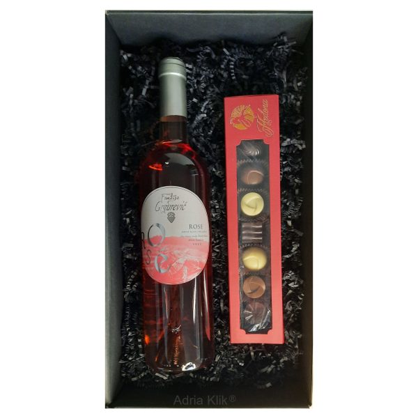 Unikatni poklon paket Rose vino s Pelješca i Premium Artisan Praline & i Crna mat kutija s prozorom i dekoracijom Predivan Rose Opol Plavac Mali Pelješac 0,75 l Grgurević s nježnim i slatkim muškatnim notama Iz srca obiteljskog vinograda „Krivih njiva“ od pomno izabranih grozdova Plavca malog dolazi nam ovo izuzetno vino  Autohtoni kvasci našeg vinograda kao i rana berba ovom Roseu daju prepoznatljivu aromu izuzetno svježeg lepršavog mirisnog, polusuhog Plavca malog u kombinaciji s Hedona Artisan Chocolates - Hand made - Ručno rađeno. Premium ručno rađene i punjene praline baš su uvijek dobar poklon! Darujte sebe, darujte voljene…premium Hedona Proizvedeno u Hrvatskoj  #kupujmohrvatsko #plavacmali #autohtonasorta Naruči dostavu poklona online Rose vino, Artisan HEDONA čokolada gift box poklni  Wine, & Artisan Chocolates