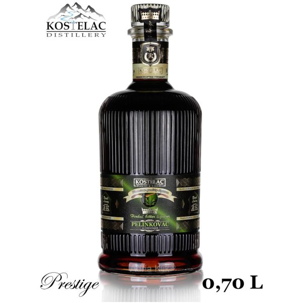 PELINKOVAC AUTHENTIQUE PRESTIGE – Pelinkovac AUTHENTIQUE Royal Luxury je tradicionalni gorki biljni liker premium kvalitete, proizveden od tridesetak vrsta ljekovitog i aromatičnog bilja u kojemu dominira blago gorki okus pelina (lat. Artemisia absinthium). U harmoničnom omjeru bilje se stavlja na višetjednu maceraciju u alkohol, te se destilira u tradicionalnim bakrenim kotlovima. Konzumira se kao aperitiv ili digestiv, a servira ledeno rashlađen uz dodatak kockice leda i kriške limuna.