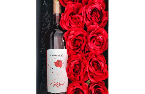 Vrhunski i unikatni Premium poklon paket, Vrhunsko vino i Artisan čokolada ručno rađeno 100% Hrvatski proizvod Poklon paket sadrži: Crvene Ruže svilene x 10 kom Poluslatki Rose 0,75l Buhač i Mat Crna kutija s prozorom i dekoracijom Poluslatki Rose naglašenih voćnih aroma crvenog voća kao što su maline, jagode Buhač Ilok ZOI Naruči dostavu poklona online vino i ruže