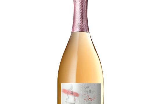 NOVO Pjenušac Rosé Premium Brut proizveden je klasičnom metodom od sorte crnog pinota Vino je predivne ružičaste boje, a nosom očarava zavodljivim aromama crvenog bobičastog voća, medu kojima dominiraju jagoda, malina i trešnja Ovaj pjenušac nudi ugodan i puni završetak, savršen za bogate gastro delicije i uživanje Novi proizvod vinarije Kutjevo Naruči sigurnu online dostavu